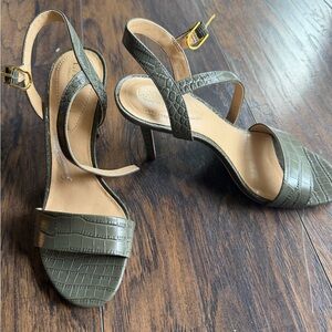 Elegant Ralph Lauren New Olive Green Strappy Heels